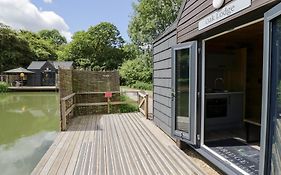 Oak Lodge At Bridge Lake Farm & Fishery